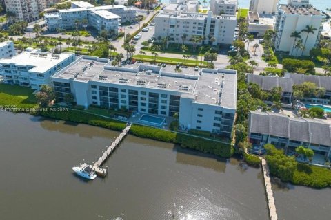 Condo in South Palm Beach, Florida, 2 bedrooms  № 1882397 - photo 2