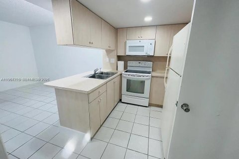 Condo in Hialeah, Florida, 1 bedroom  № 2029669 - photo 3