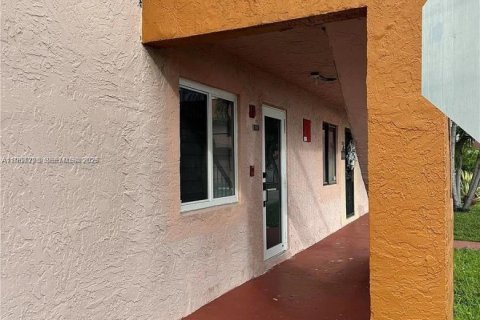Condo in Hialeah, Florida, 1 bedroom  № 2029669