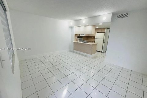 Condo in Hialeah, Florida, 1 bedroom  № 2029669 - photo 2
