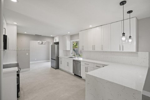 Casa en alquiler en Palmetto Bay, Florida, 4 dormitorios, 226.31 m2 № 1952046 - foto 1