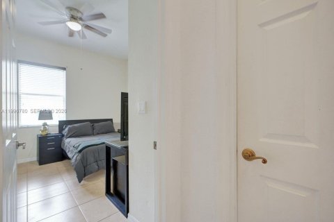 House in Weston, Florida 4 bedrooms, 230.03 sq.m. № 2066851 - photo 25