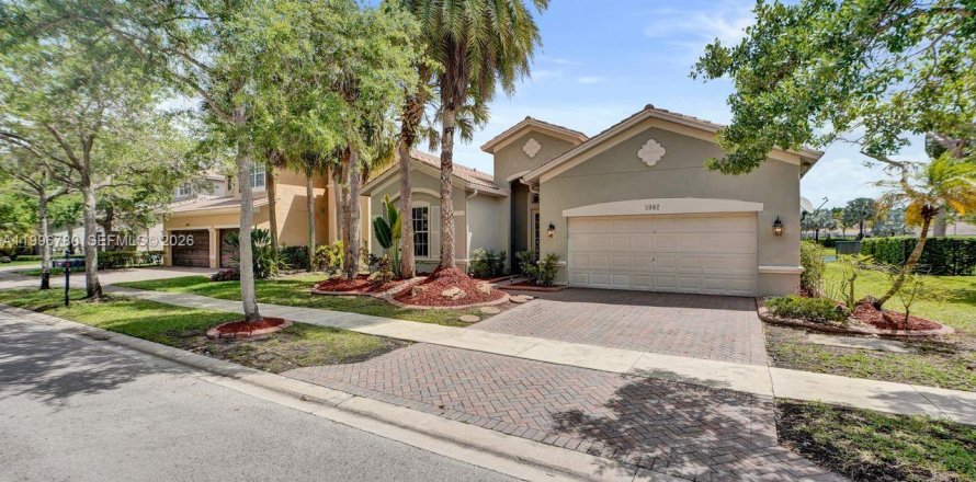 House in Weston, Florida 4 bedrooms, 230.03 sq.m. № 2066851