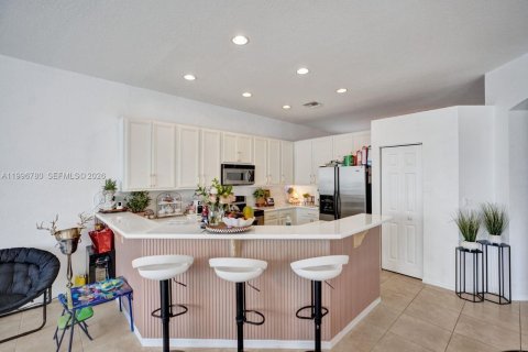 House in Weston, Florida 4 bedrooms, 230.03 sq.m. № 2066851 - photo 15