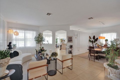 House in Weston, Florida 4 bedrooms, 230.03 sq.m. № 2066851 - photo 8