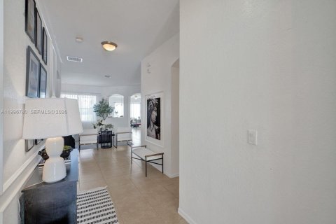 House in Weston, Florida 4 bedrooms, 230.03 sq.m. № 2066851 - photo 6