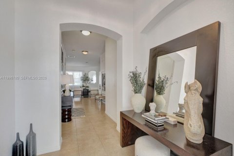 House in Weston, Florida 4 bedrooms, 230.03 sq.m. № 2066851 - photo 5