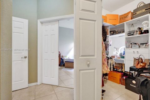 House in Weston, Florida 4 bedrooms, 230.03 sq.m. № 2066851 - photo 18