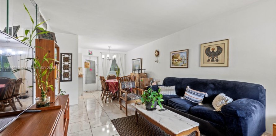 Condominio en Hollywood, Florida, 2 dormitorios № 1880365