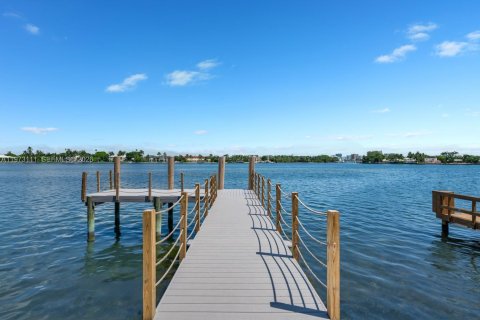 Casa en venta en Miami Beach, Florida, 5 dormitorios, 333.24 m2 № 2033462 - foto 11