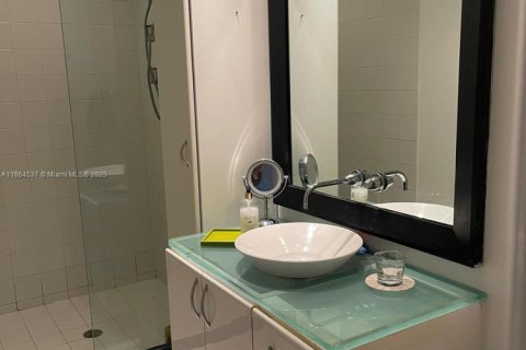 Condo in Miami Beach, Florida, 1 bedroom  № 1971265 - photo 11
