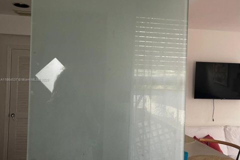 Condo in Miami Beach, Florida, 1 bedroom  № 1971265 - photo 17