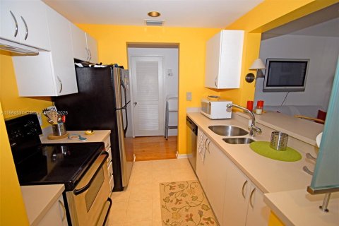 Condo in Miami Beach, Florida, 1 bedroom  № 1971265 - photo 4