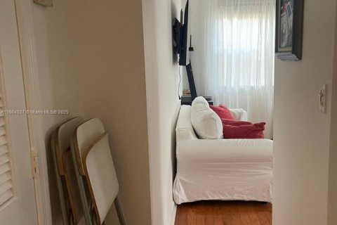 Condo in Miami Beach, Florida, 1 bedroom  № 1971265 - photo 13