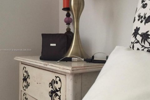Condo in Miami Beach, Florida, 1 bedroom  № 1971265 - photo 8
