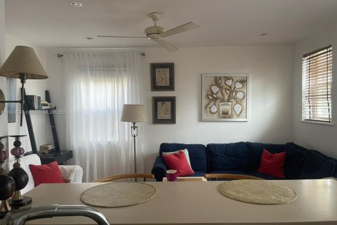 Condo in Miami Beach, Florida, 1 bedroom  № 1971265 - photo 7