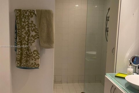 Condo in Miami Beach, Florida, 1 bedroom  № 1971265 - photo 12