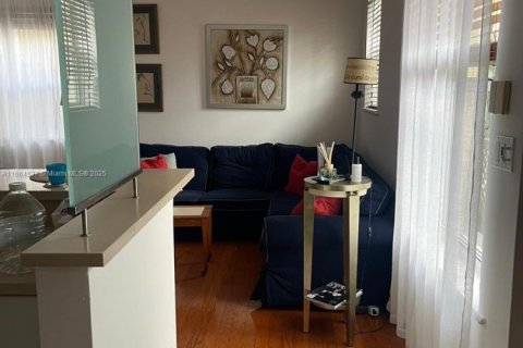 Condo in Miami Beach, Florida, 1 bedroom  № 1971265 - photo 18