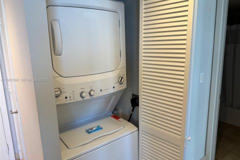 Condominio en venta en Sunny Isles Beach, Florida, 1 dormitorio, 63.92 m2 № 2031409 - foto 19