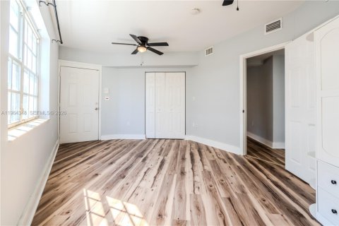 Apartamento en alquiler en Miami Beach, Florida, 3 dormitorios, 909.7 m2 № 2026394 - foto 20