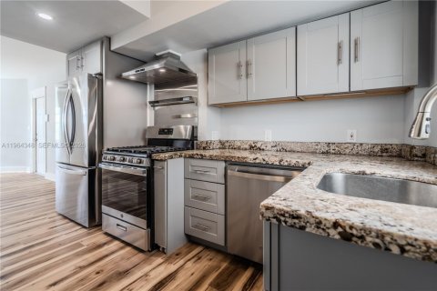 Apartamento en alquiler en Miami Beach, Florida, 3 dormitorios, 909.7 m2 № 2026394 - foto 16