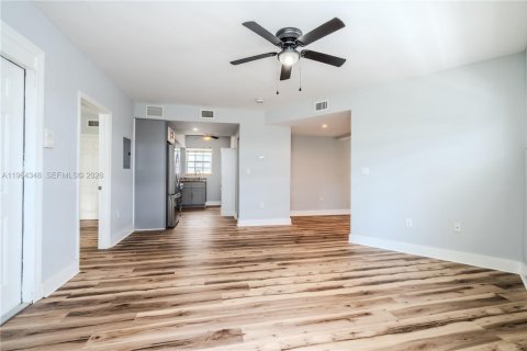 Apartamento en alquiler en Miami Beach, Florida, 3 dormitorios, 909.7 m2 № 2026394 - foto 5