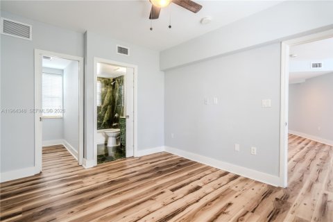 Apartamento en alquiler en Miami Beach, Florida, 3 dormitorios, 909.7 m2 № 2026394 - foto 9