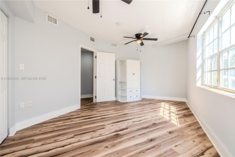 Apartamento en alquiler en Miami Beach, Florida, 3 dormitorios, 909.7 m2 № 2026394 - foto 21