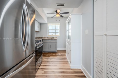 Apartamento en alquiler en Miami Beach, Florida, 3 dormitorios, 909.7 m2 № 2026394 - foto 15