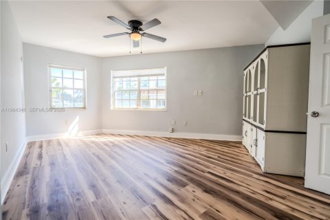 Apartamento en alquiler en Miami Beach, Florida, 3 dormitorios, 909.7 m2 № 2026394 - foto 24