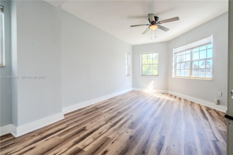 Apartamento en alquiler en Miami Beach, Florida, 3 dormitorios, 909.7 m2 № 2026394 - foto 25