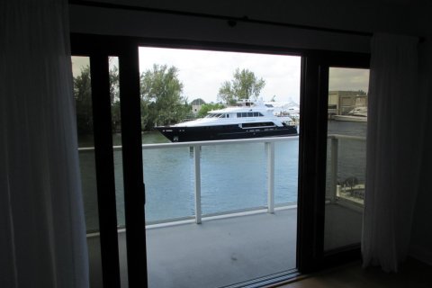 Condo in Pompano Beach, Florida, 2 bedrooms  № 2244491 - photo 11