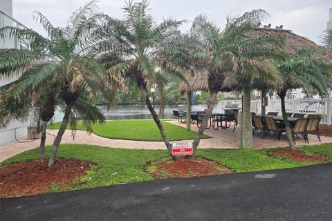 Condo in Pompano Beach, Florida, 2 bedrooms  № 2244491 - photo 9