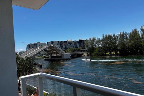 Condo in Pompano Beach, Florida, 2 bedrooms  № 2244491 - photo 13