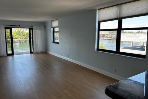 Condo in Pompano Beach, Florida, 2 bedrooms  № 2244491 - photo 17