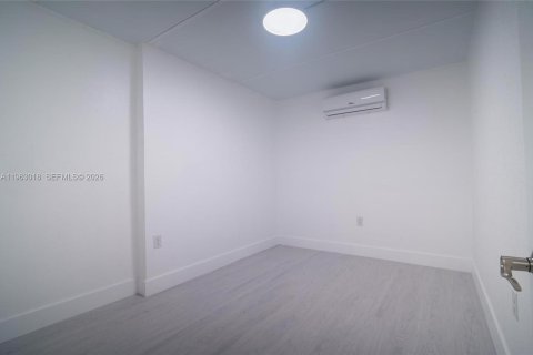 Снять в аренду коммерческую недвижимость в Норт-Майами, Флорида 2 спальни, 207.45м2, № 2026207 - фото 4