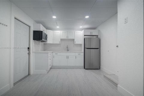 Коммерческая недвижимость в Норт-Майами, Флорида 2 спальни, 207.45м2 № 2026207
