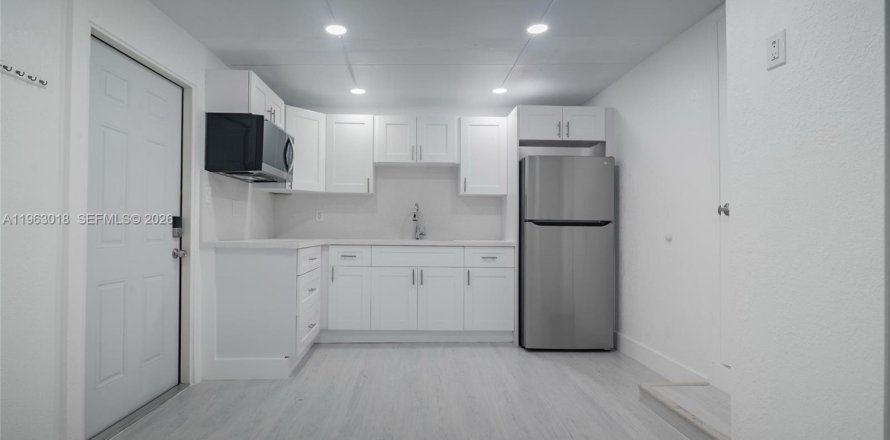 Коммерческая недвижимость в Норт-Майами, Флорида 2 спальни, 207.45м2 № 2026207