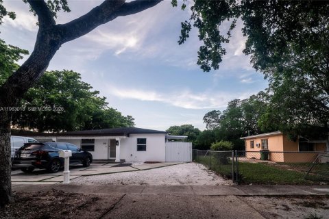 Снять в аренду коммерческую недвижимость в Норт-Майами, Флорида 2 спальни, 207.45м2, № 2026207 - фото 8