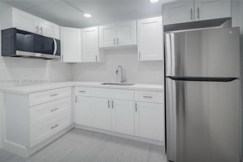 Снять в аренду коммерческую недвижимость в Норт-Майами, Флорида 2 спальни, 207.45м2, № 2026207 - фото 2