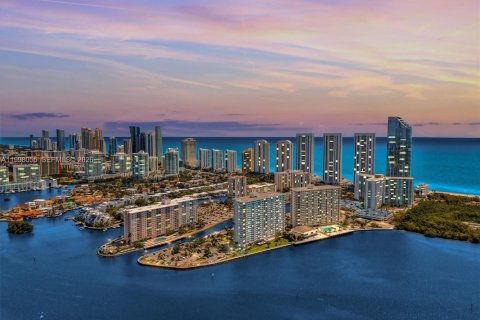 Кондоминиум с 2 спальнями в Санни-Айлс-Бич, Флорида № 2063570