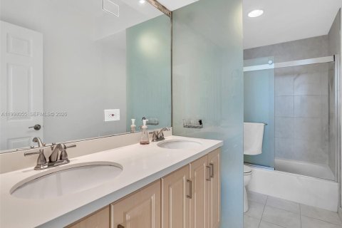 Купить кондоминиум в Санни-Айлс-Бич, Флорида 2 спальни, 120.31м2, № 2063570 - фото 25