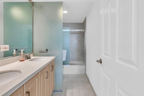 Купить кондоминиум в Санни-Айлс-Бич, Флорида 2 спальни, 120.31м2, № 2063570 - фото 24