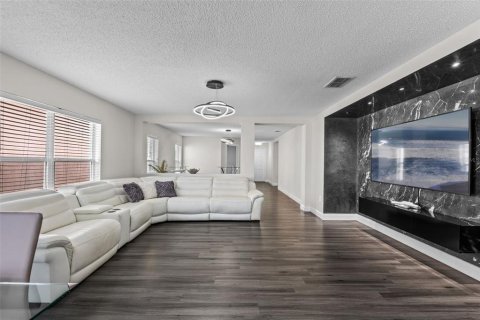 Casa en venta en Orlando, Florida, 4 dormitorios, 175.68 m2 № 1915757 - foto 5