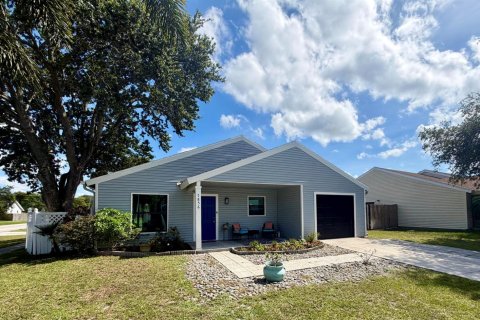 House in Lake Worth, Florida 2 bedrooms, 102.66 sq.m. № 2154586