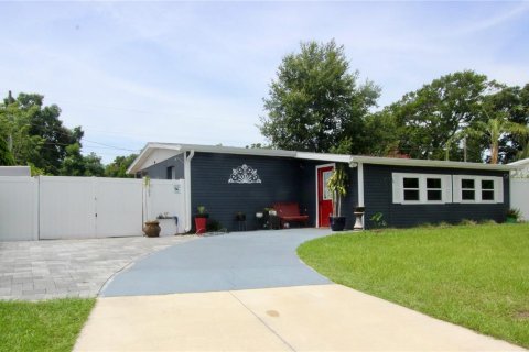 House in Apopka, Florida 4 bedrooms, 130.62 sq.m. № 1843813 - photo 1