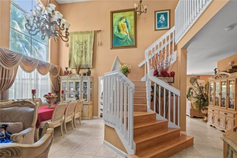 House in Miami, Florida 4 bedrooms, 257.9 sq.m. № 1874484 - photo 6