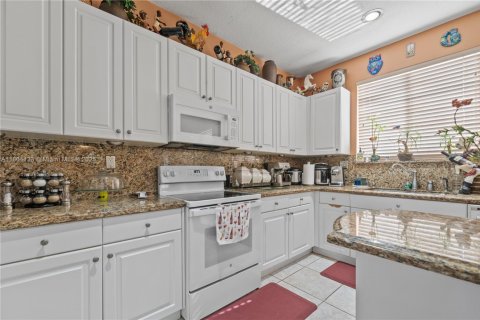 House in Miami, Florida 4 bedrooms, 257.9 sq.m. № 1874484 - photo 17