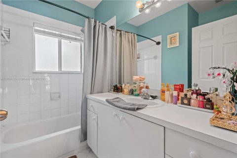 House in Miami, Florida 4 bedrooms, 257.9 sq.m. № 1874484 - photo 29