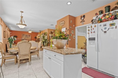 House in Miami, Florida 4 bedrooms, 257.9 sq.m. № 1874484 - photo 13